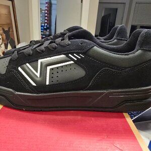 Vans Upland Skate Sneakers Shoes Black/White VN000D25B8C Men's Size 10.5 NEW